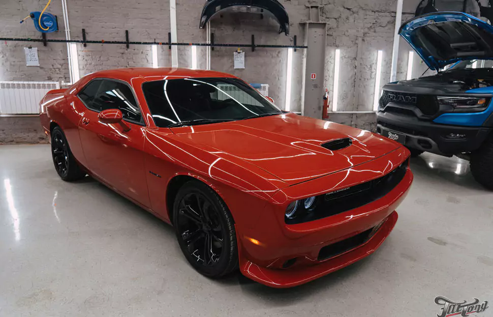 Подготовили к лету Dodge Challenger: окрас текстурного пластика в цвет кузова, кованый карбон в салоне, перетяжка потолка и руля, цветные ремни, окрас дисков и суппортов, частичная оклейка полиуретаном