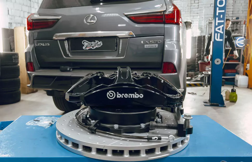 Установили усиленную тормозную систему Brembo на Lexus LX 570 Superior. Взвесили и сравнили ее со стоковой системой. Что из этого вышло?