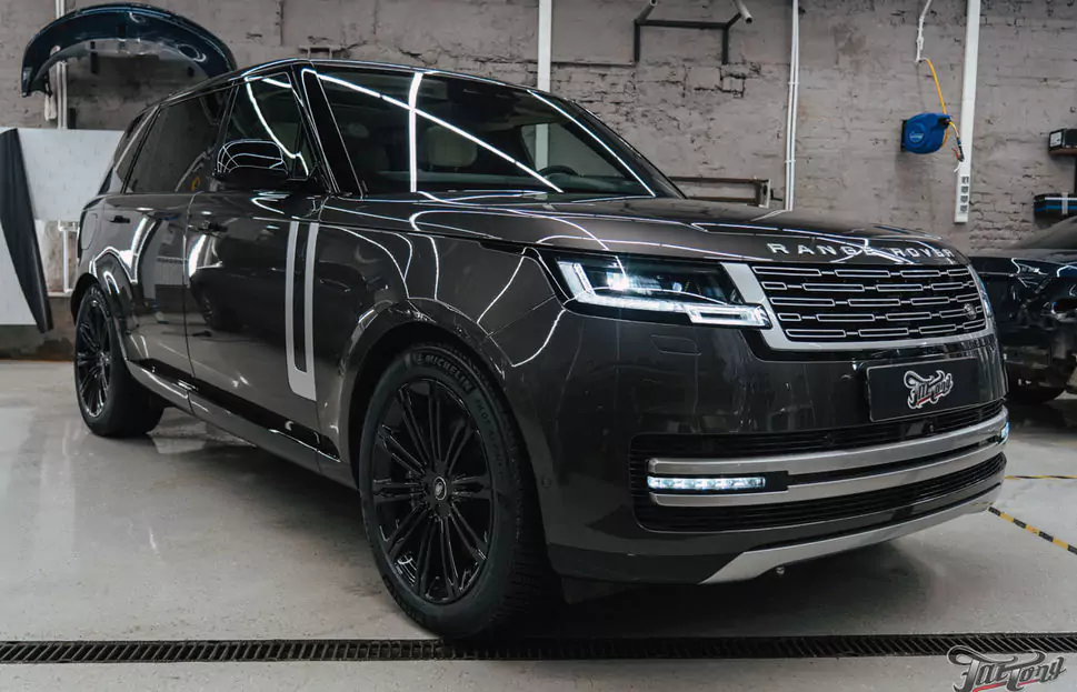 Новые кованые диски и фирменный шиномонтаж на стендах Hunter для Range Rover Long