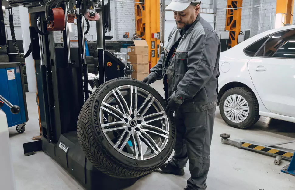 Фирменный Шиномонтаж на вибростенде на стендах Hunter для Porsche Macan