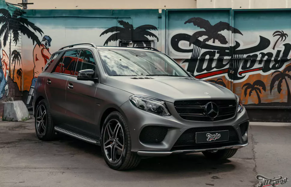 Подарок жене от мужа: оклеили Mercedes GLE 43 AMG винилом и полиуретаном, выполнили антихром, окрасили диски и суппорта, перетянули руль и добавили ковры, сделали детейлинг