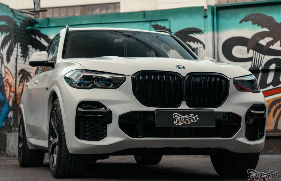 Оклеили гибридный BMW X5 матовым полиуретаном