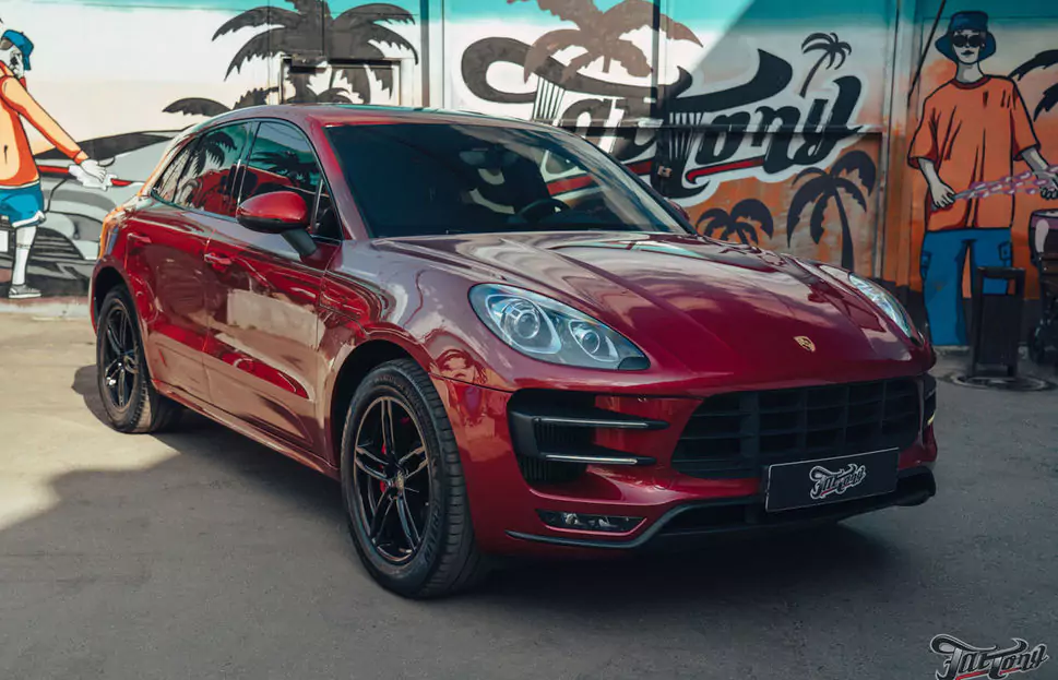 Оклейка Porsche Macan полиуретаном, антихром, окрас дисков, шиномонтаж на стендах Hunter и детейлинг