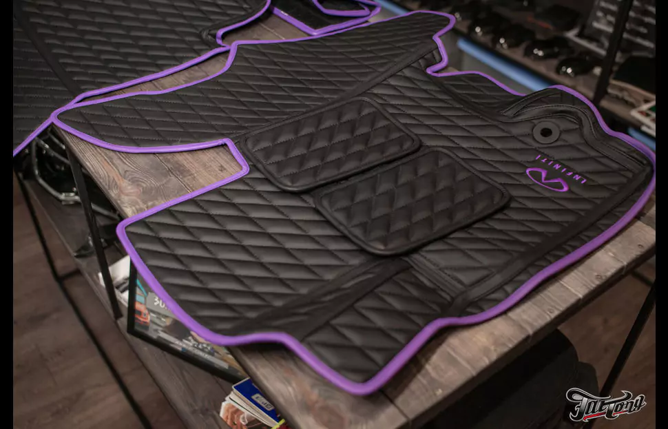 Комплект салонных ковров для Infiniti с контрастным кантом и вышитыми логотипами