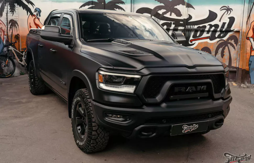 Оклеили RAM 1500 Rebel матовым полиуретаном