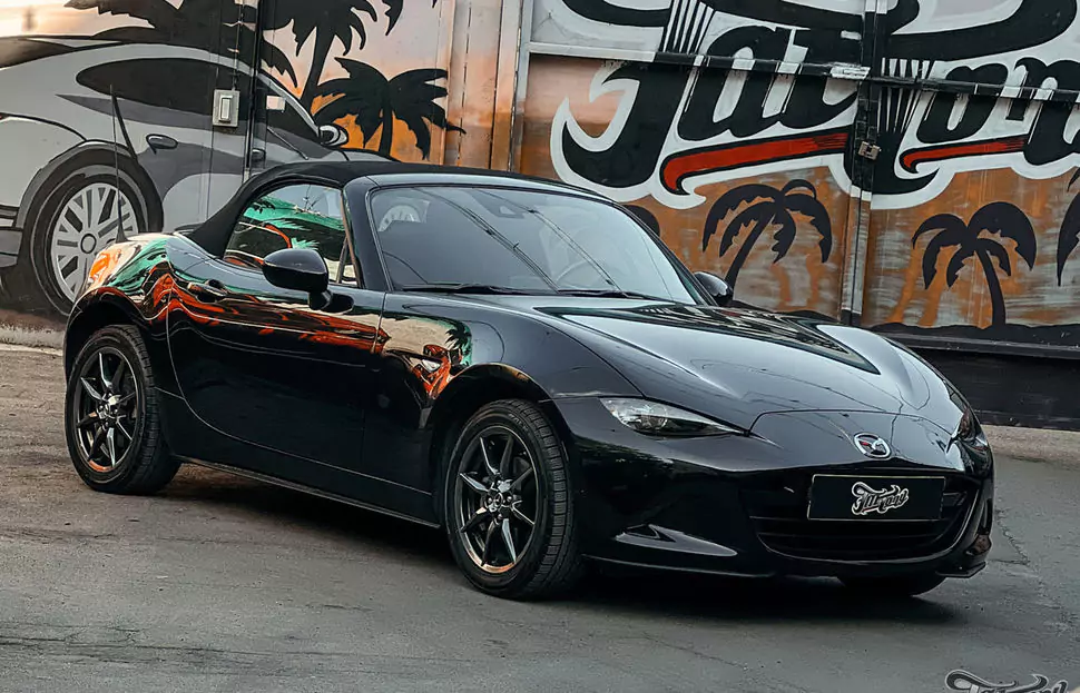 Окрасили бампера и оклеили Mazda MX-5 в глянцевый полиуретан