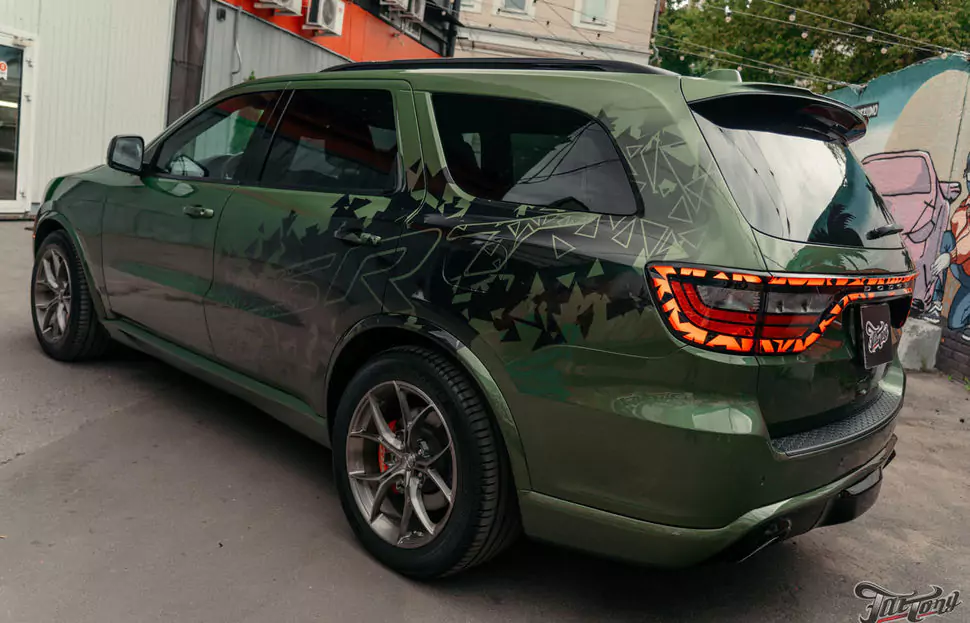 Большой проект по Dodge Durango SRT для постоянного гостя, часть 6: оклейка винилографией и полиуретаном, фирменный шиномонтаж на стендах Hunter и выдача автомобиля