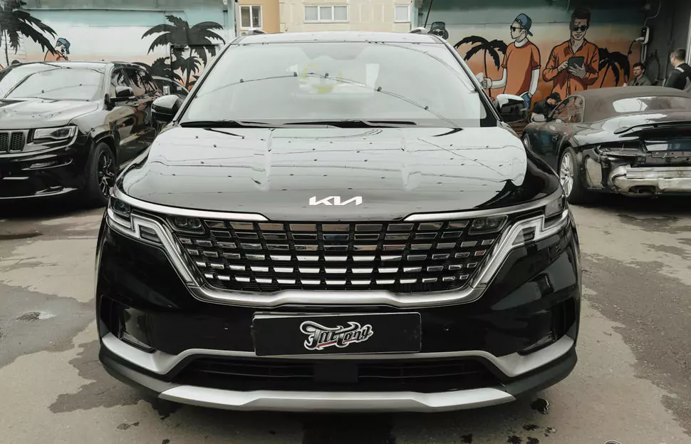 Большой проект для семейного автомобиля Kia Carnival, часть 2: оклейка матовым полиуретаном, цветные ремни, перетяжка руля, антихром, окрас суппортов, детейлинг