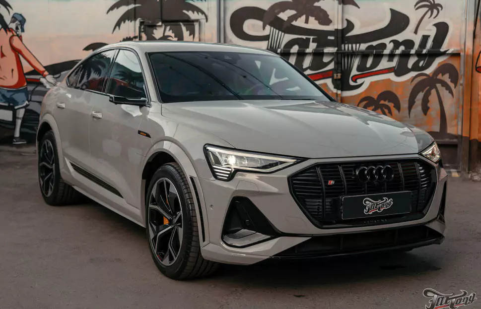 Оклеили Audi e-tron S глянцевым полиуретаном и сделали фирменный Шиномонтаж на вибростенде