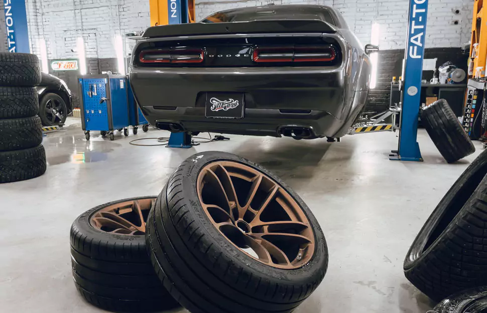 Еще один фирменный шиномонтаж на стендах Hunter для Dodge Challenger