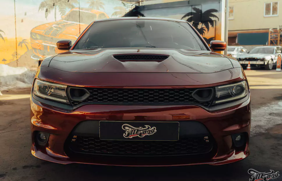 Новый комплект бордовых ремней безопасности в салоне Dodge Charger