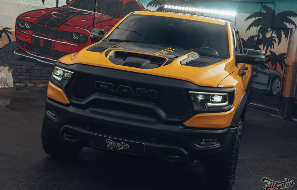 Тюнинг новенького RAM TRX Havoc Edition, часть 2: установка пневмосигнала Hadley, полезные доработки по кузову, установка световой балки Rigid на разработанном нами выдвижном механизме