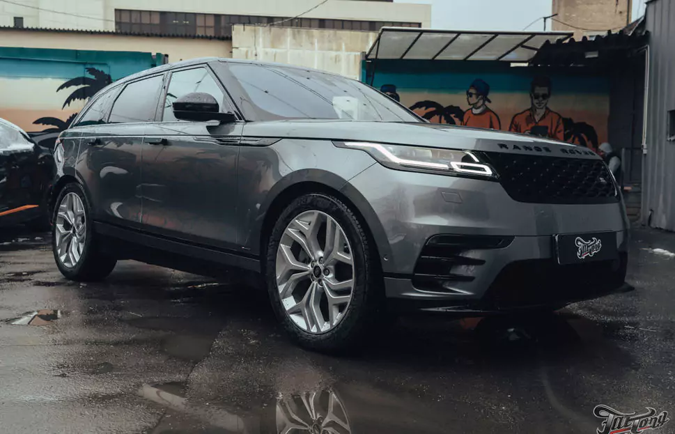 Окрас дисков, суппортов и насадок выхлопа на Range Rover Velar