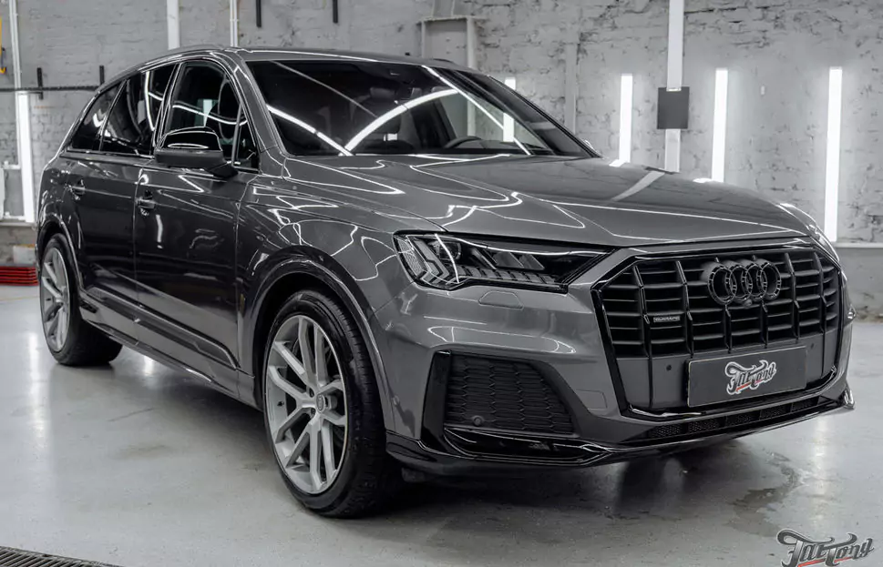 Отремонтировали бампера на Audi Q7, оклеили переднюю часть кузова полиуретаном, отполировали и покрыли керамикой кузов, провели химчистку салона и установили ремни безопасности с принтом