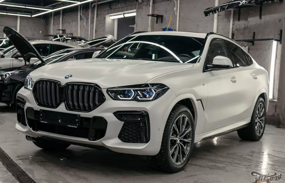 Оклеили BMW X6 матовым полиуретаном и покрыли керамическим составом, защитили глянец в салоне, почистили кожу и обработали ее керамикой