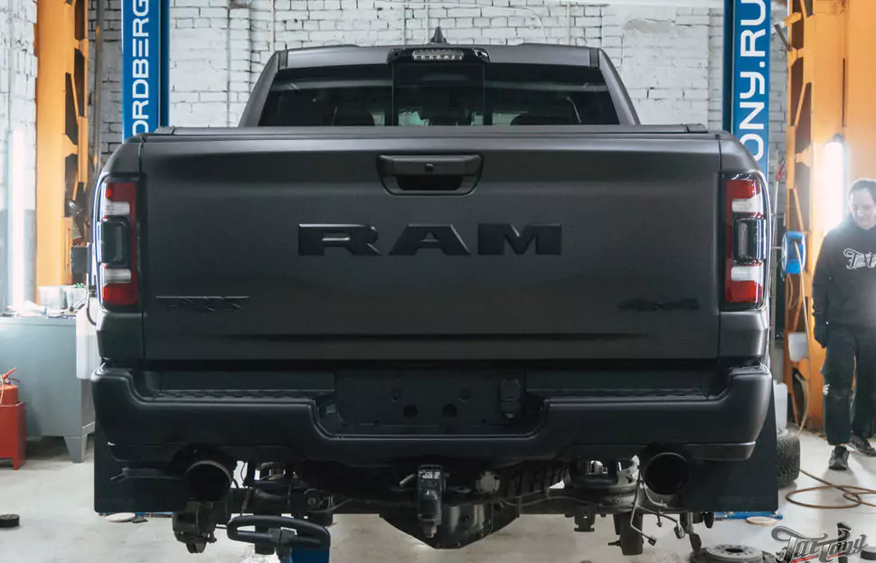 Установили усиленную тормозную систему Brembo на RAM TRX