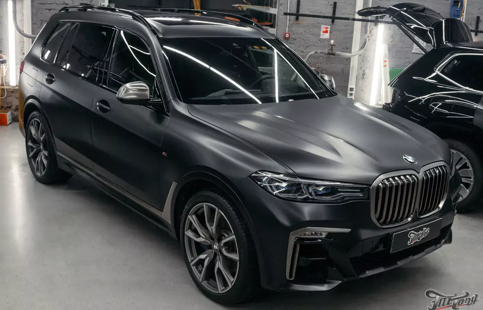 Оклеили BMW X7 матовым полиуретаном, защитили глянец в салоне и выполнили химчистку задних сидений