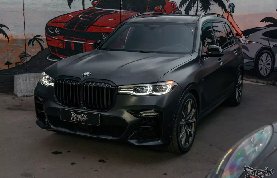 Оклеили матовым полиуретаном BMW X7