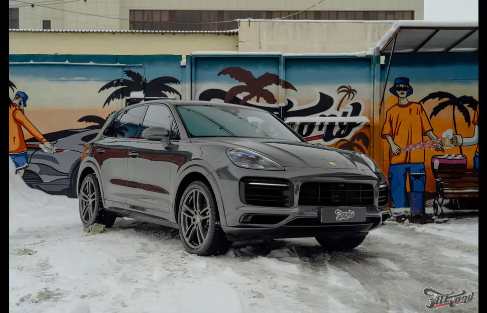 Оклеили Porsche Cayenne глянцевым полиуретаном, произвели комплексную шумоизоляцию салона, провели комплекс детейлинг-услуг