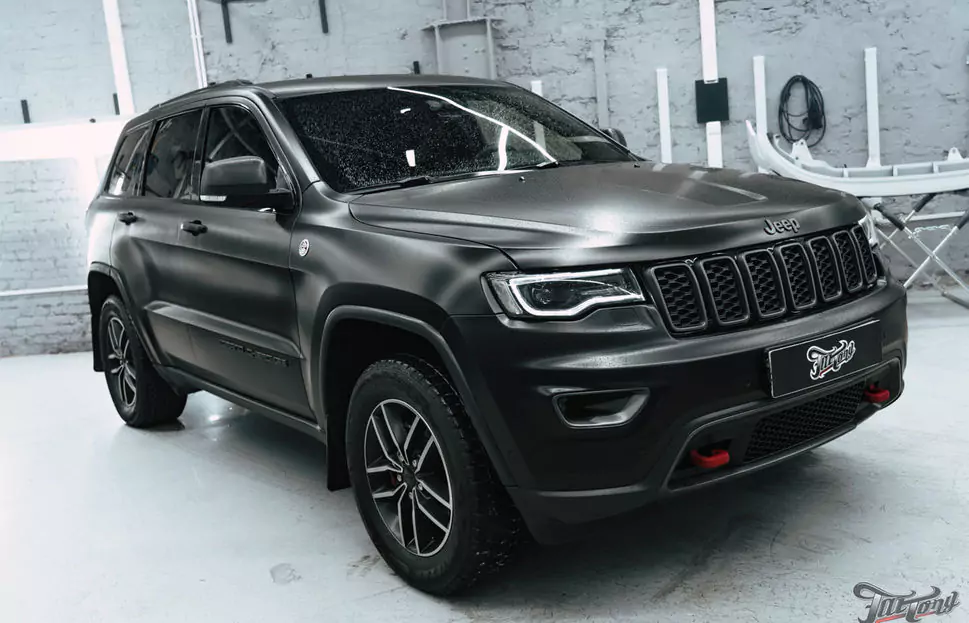 Работаем над Jeep Grand Cherokee Trailhawk постоянного гостя, часть 3: оклейка кузова матовым полиуретаном