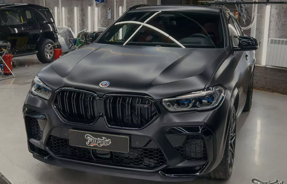 Тотальная смена облика для BMW X6 M: оклейка матовым винилом с проемами и матовым полиуретаном. Почему оклейка авто с проемами — это долго и дорого?