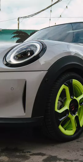 Окрас дисков для Mini Cooper SE в кислотно-зеленый цвет + фирменный шиномонтаж с балансировкой на оборудовании Hunter