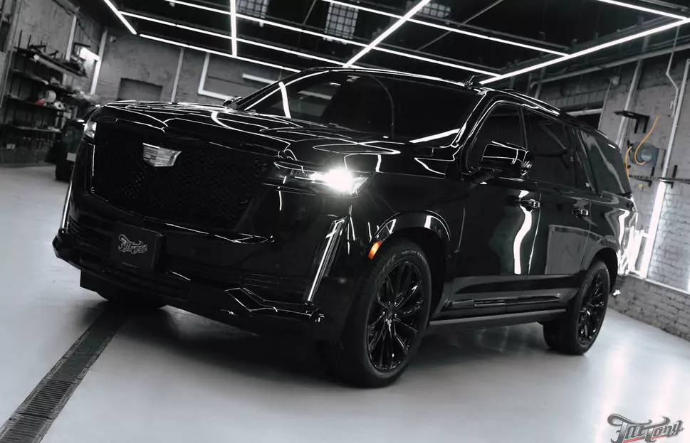Проделали большую работу над Cadillac Escalade, часть 1: комплексная шумоизоляция салона, установка подогрева сидений, установка цветных ремней безопасности с индивидуальным дизайном