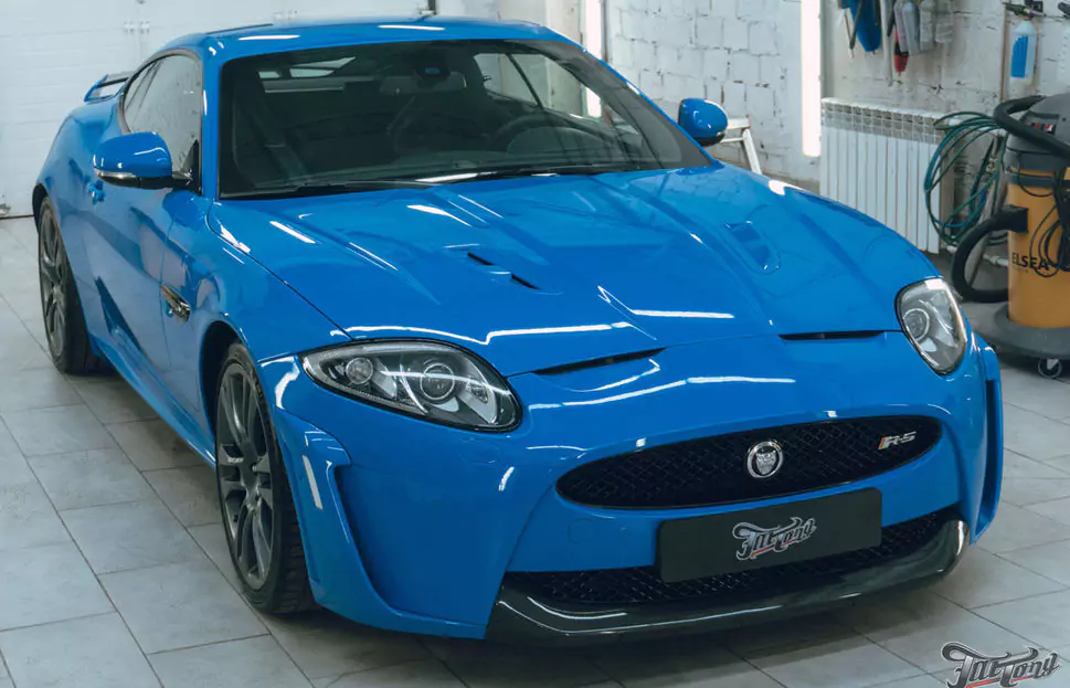 Оклеили заднюю часть Jaguar XKR-S полиуретаном, покрыли пленку керамикой, отполировали глянец в салоне