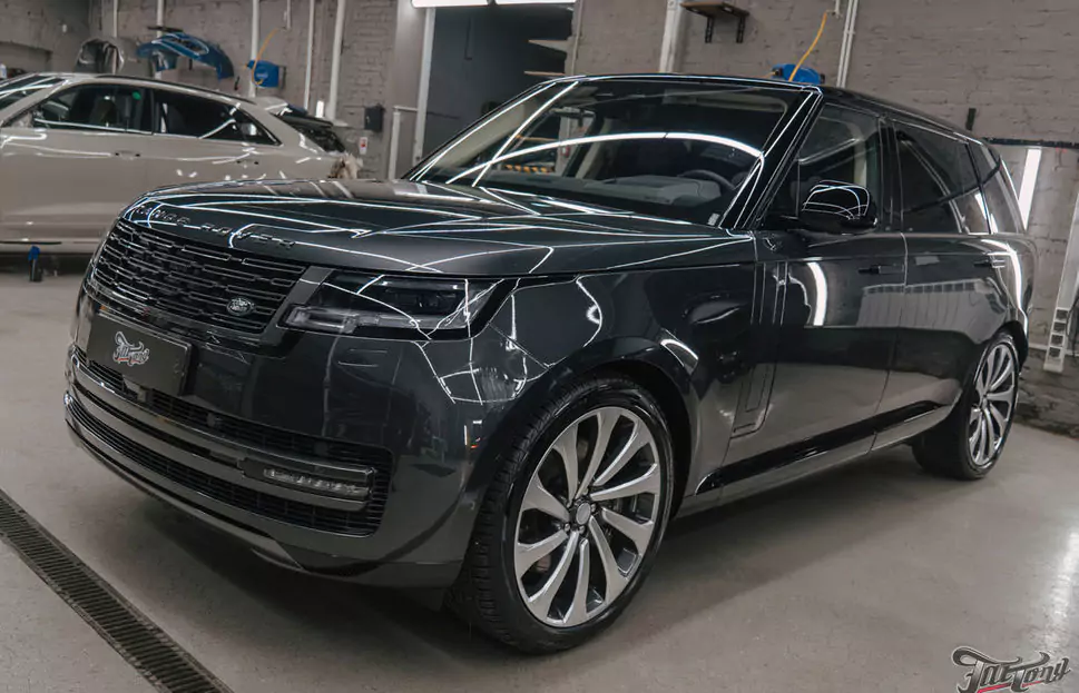 Защитили Range Rover Autobiography прозрачным глянцевым полиуретаном и оклеили панель и экран в салоне
