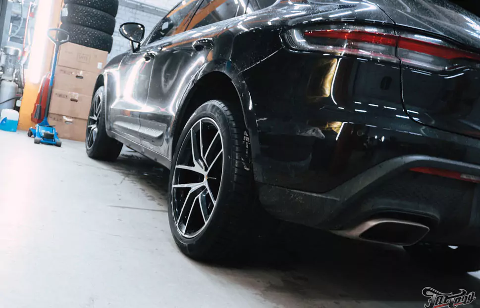 Фирменный Шиномонтаж на вибростенде на стендах Hunter для Porsche Macan