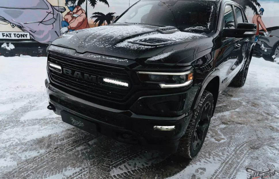 Установка модулей дальнего света Rigid, новая выхлопная система и химчистка салона для RAM 1500