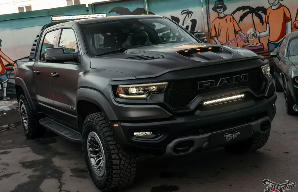 Оклеили RAM TRX матовым полиуретаном, выполнили комплексную шумоизоляцию салона и установили дополнительное освещение Rigid