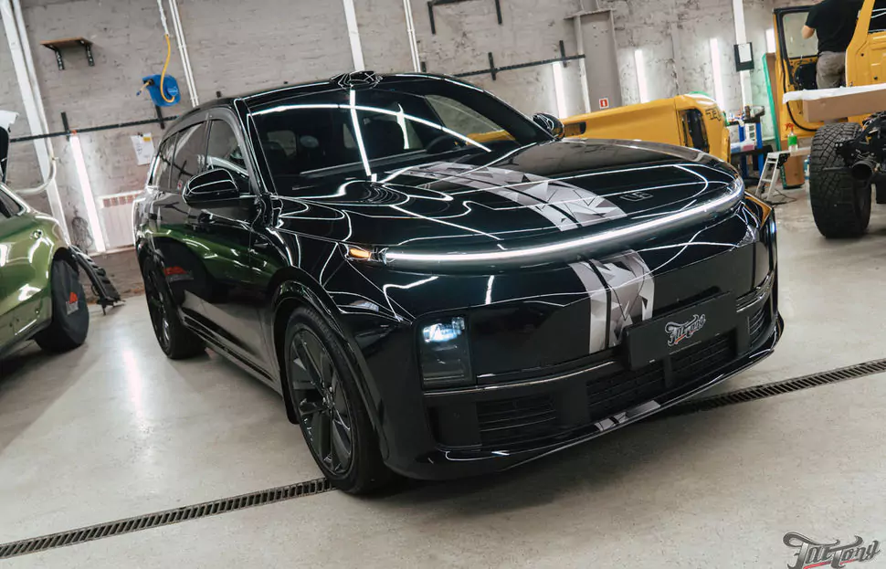 Добавили винилографию и полностью оклеили Li Auto L7 (LiXiang L7) полиуретаном, затонировали шильдики, защитили глянец в салоне, почистили и обработали керамикой кожу