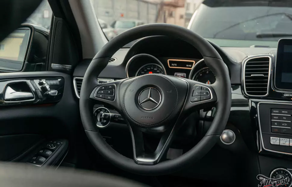 Перетяжка обода и подушки руля Mercedes GLS в кожу