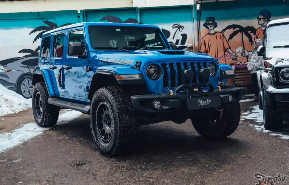 Прокачали Jeep Wrangler Rubicon, часть 2: установка цветных ремней безопасности, доработки по кузову. Как выглядит автомобиль после всех работ?