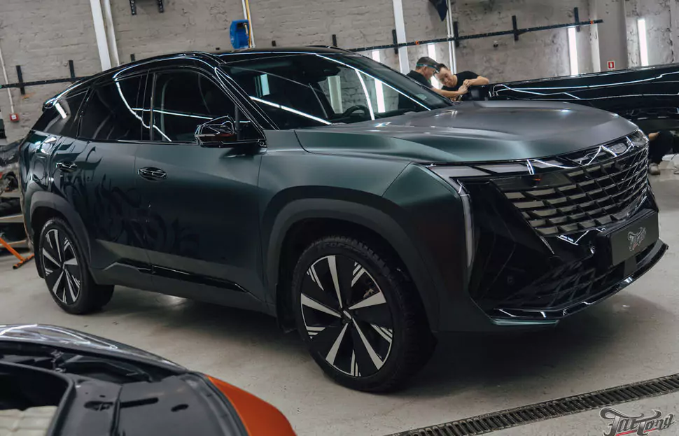 Подарок для будущей супруги: оклеили Geely Atlas матовым винилом, переднюю часть забронировали полиуретаном, добавили глянцевые наклейки + защита глянца в салоне, керамика пленки и кожи