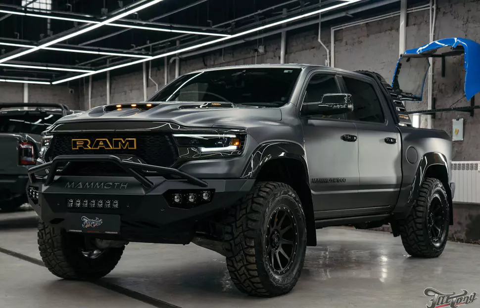 Что мы сделали с RAM TRX Hennessey Mammoth 1000?! Часть 1: автомобиль до начала работ, оклейка винилом и полиуретаном, татуировки в проемах