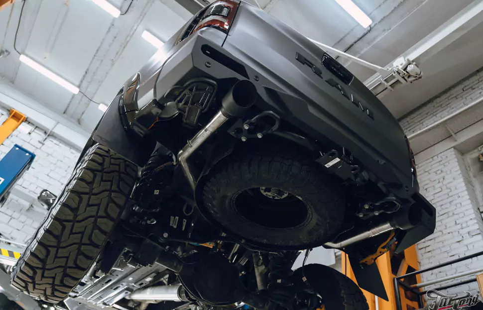 Что мы сделали с RAM TRX Hennessey Mammoth 1000?! Часть 6: новая выхлопная система, окрас суппортов, фирменный Шиномонтаж на вибростенде