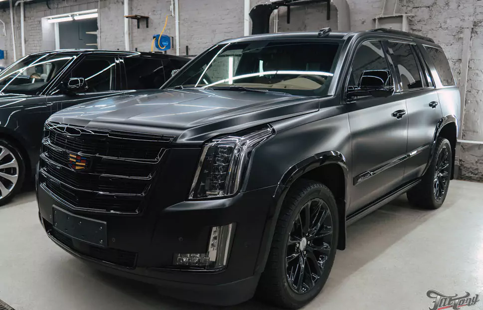 Освежили Cadillac Escalade. Результат: выполнили антихром, полировку кузова, оклейку в матовый полиуретан. Восстановили оптику, провели детейлинг, окрасили диски и суппорта