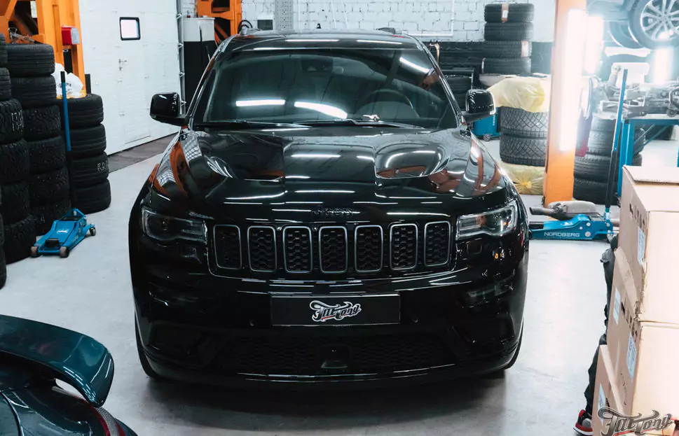 Фирменный шиномонтаж на оборудовании Hunter для Jeep Grand Cherokee