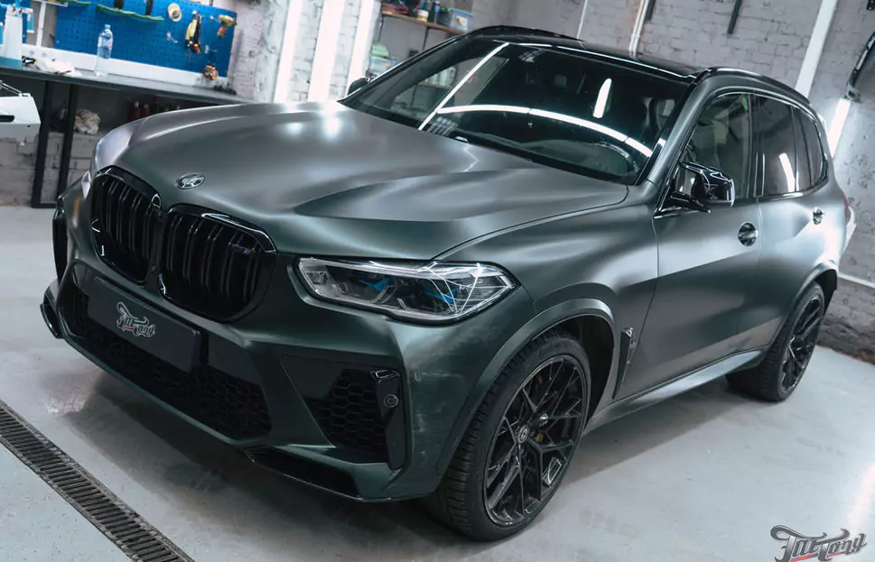 Новый наряд для BMW X5 M, часть 1: демонтаж пленки, оклейка матовым винилом и полиуретаном, замена диффузора, ламинация карбоном, обслуживание тормозной системы