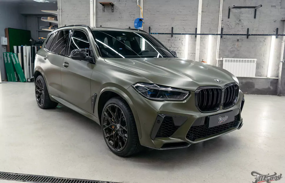 Новый наряд для BMW X5 M, часть 2: доработка подсветки в подголовниках, замена эмблем, детейлинг. Выдача