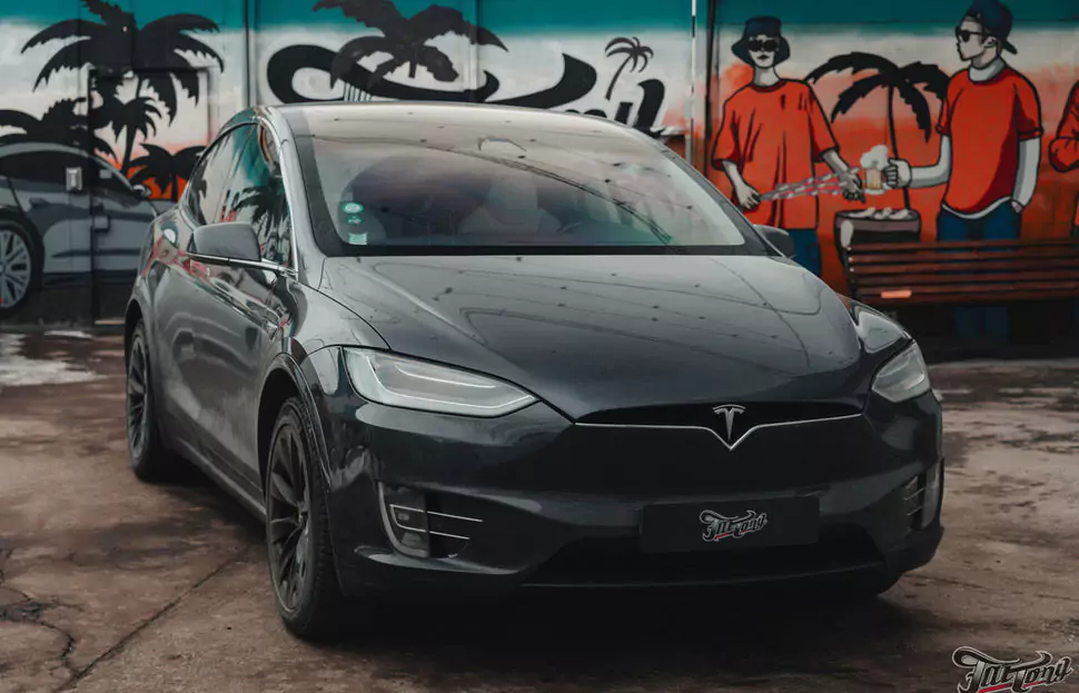 Перетяжка сидений Tesla Model X в кожу с перфорацией