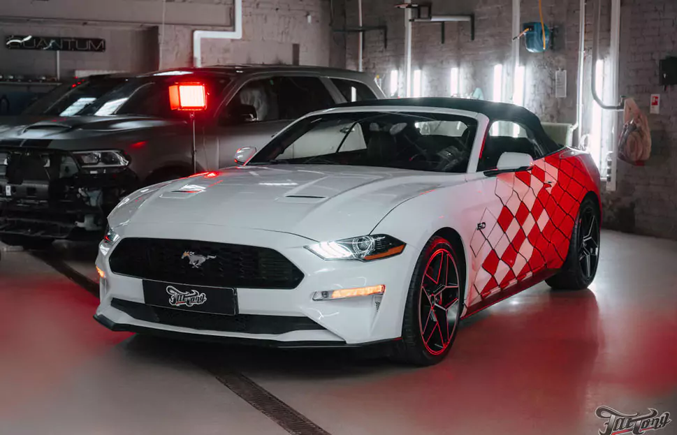 Яркий Ford Mustang, часть 1: разработка дизайн-проекта, оклейка в винилографию и полиуретан, окрас суппортов и насадок выхлопа, фирменный шиномонтаж на стендах Hunter