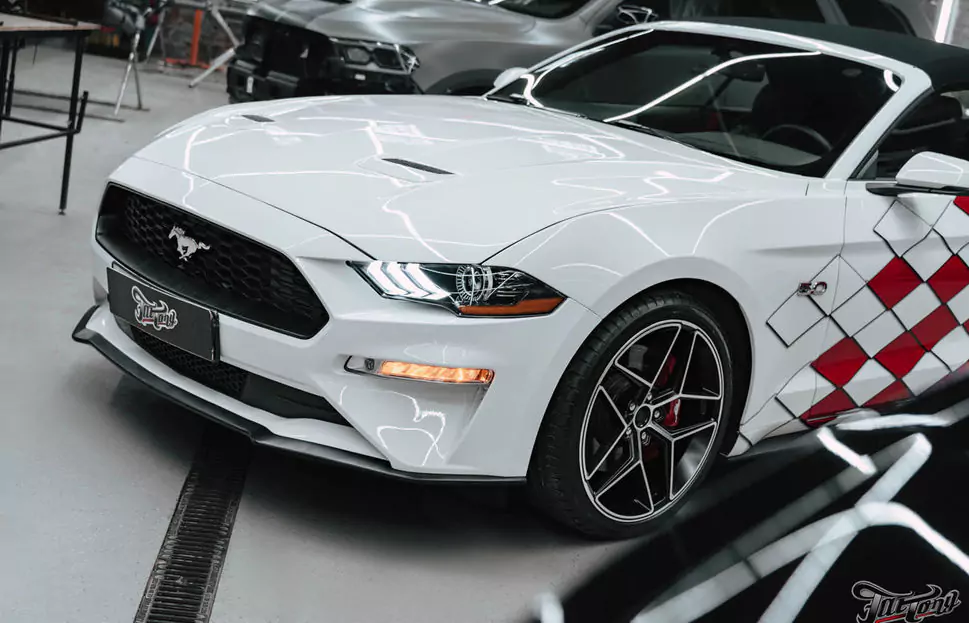 Яркий Ford Mustang, часть 2: комплексная шумоизоляция салона и новая акустическая система