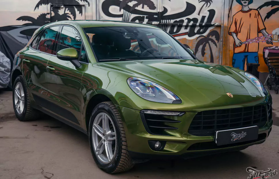 Оклеили Porsche Macan в яркий зеленый винил и забронировали полиуретаном