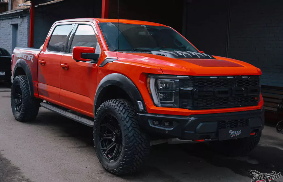 Фирменный шиномонтаж для Ford Raptor. Сколько весят эти огромные колеса?!