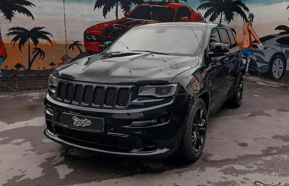 Заменили отслаивающийся карбон в салоне Jeep Grand Cherokee SRT