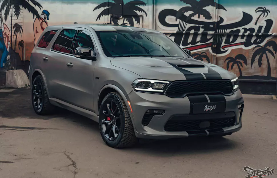 Оклейка Dodge Durango SRT матовым полиуретаном, обработка керамикой, фирменный шиномонтаж на стендах Hunter