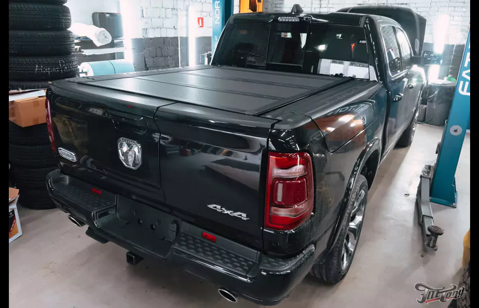 Установка жесткой крышки кузова для RAM 1500 Longhorn